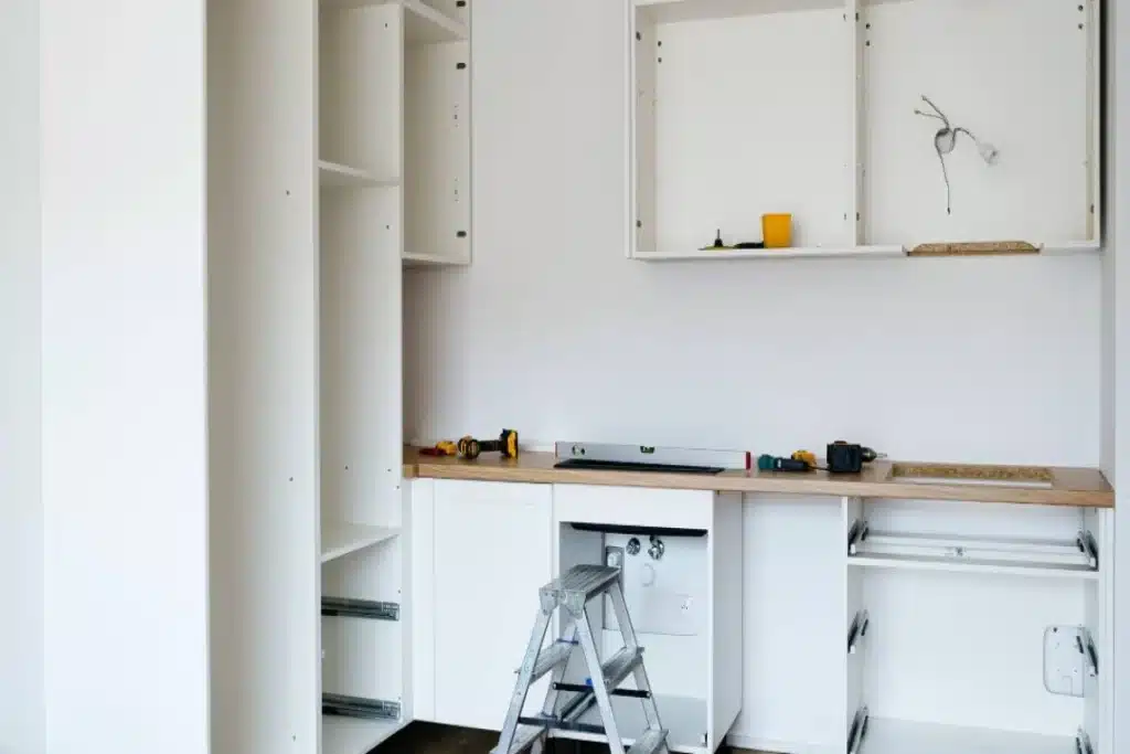 Chantiers de rénovation en appartement : la logistique du béton en milieu urbain