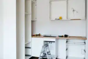 Chantiers de rénovation en appartement : la logistique du béton en milieu urbain