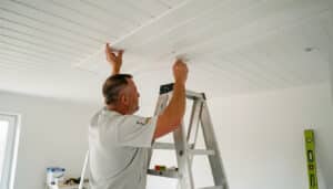 Poser du lambris PVC au plafond sans faire d’erreur